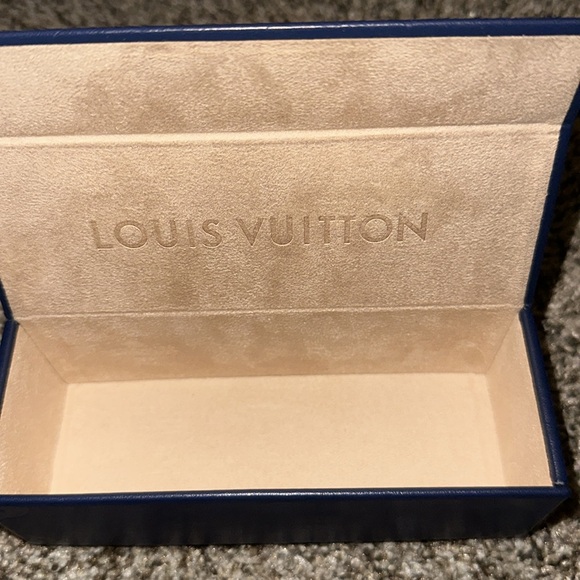 Louis Vuitton glasses case - Picture 2 of 2